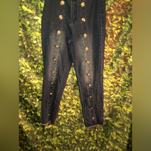 Stylish Blue Button-Embellished Jeans - Picture 6 of 14